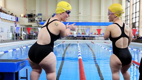 Svtové hry trpaslík - australské plavkyn Samantha Lily a Erica Peter se vzájemn povzbuzují ped závodem