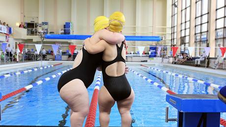Svtové hry trpaslík - australské plavkyn Smantha Lily a Erica Peter se vzájemn povzbuzují ped závodem