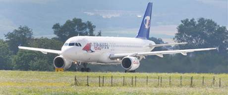 Letadlo Travel Service mlo v Brn problémy u ped týdnem, kdy sjelo z letitní plochy do trávy.