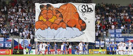 SPLNNÝ SEN. Obí plachtou se snaili fanouci Slovácka pivolat ti body ve verejím zápase proti Sigm Olomouc.