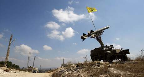 Hizballáh se na konci konfliktu s Izraelem prohlásil za vítze. Na snímku je model rakety, kterou vystavil na oslavu na jihu Libanonu rok po válce.