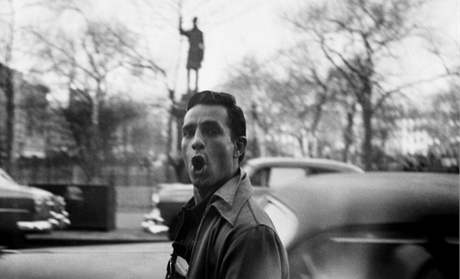 Jack Kerouac v Lower East Side v New Yorku na fotografii Allena Ginsberga