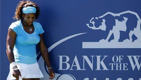 Smutná Serena Williamsová po vyazení na turnaji ve Stanfordu.