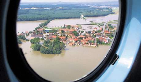 Srpen 2002, Litomicko. Okolí eských Kopist. Labe a Ohe se slily v jedno velké jezero.