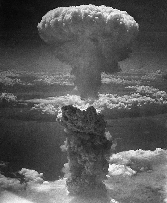 Výbuch jaderné bomby nad Nagasaki v roce 1945