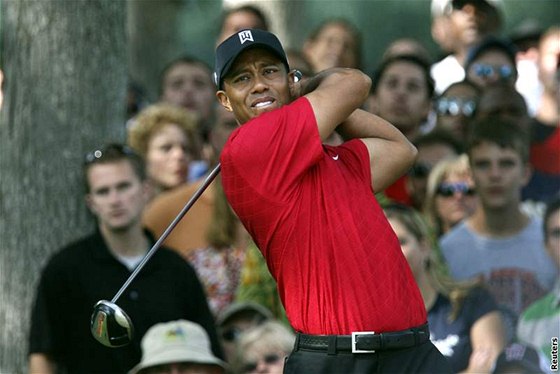 Tiger Woods se tvrtým vítzstvím v sezon vrátil do ela finanního ebíku