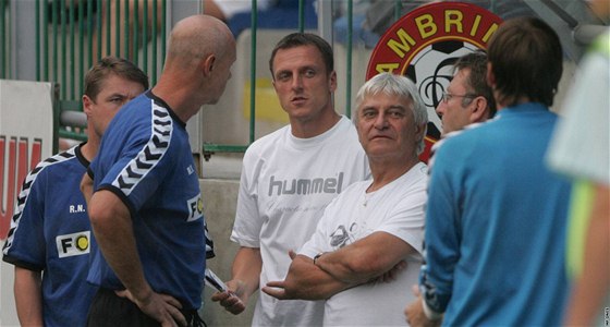Vzpomínka na srpen 2009: liberetí trenéi korpil (v bílém vpravo) a Kozel (v bílém vlevo).