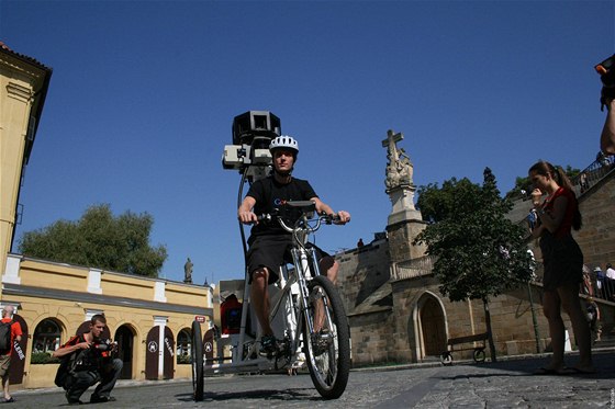 Tíkolka pro StreetView vyráí na praskou Kampu.