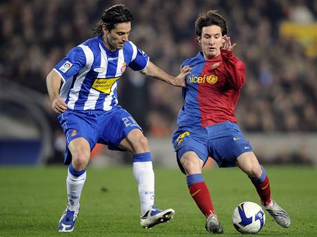 Dani Jarque (vlevo) a Lionel Messi .