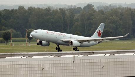 Na mnihovskm letiti pistv letoun Air Canada, na jeho palub by ml bt Karlheinz Schreiber. (3. srpna 2009) 
