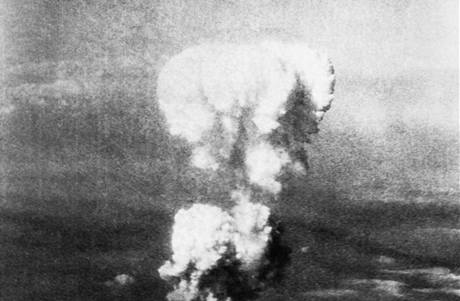 Atomov mrak po vbuchu jadern bomby nad Hiroimou (6. srpna 1945)