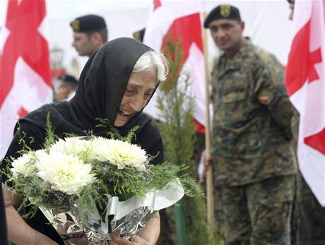 Žena přináší kytici na vojenský hřbitov poblíž Tbili u ročního výročí vypuknutí rusko-gruzínské války (7. srpna 2009)