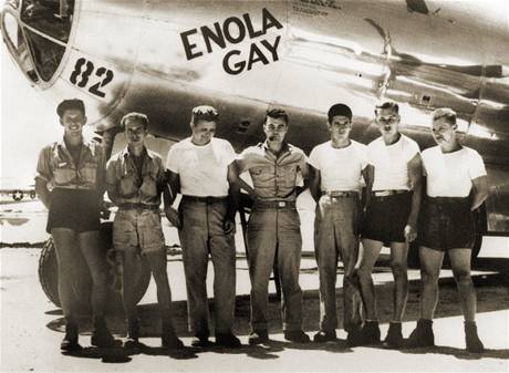 Posdka americkho bombardru B-29 Enola Gay, ze kterho byla svrena prvn atomov bomba. Uprosted stoj pilot Paul W. Tibbets, po jeho matce bylo letadlo pojmenovno.