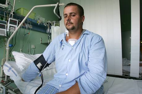 Sedmadvacetilet Ji Souek na pokoji intermedirn pe Kardiochirurgick kliniky Fakultn nemocnice Olomouc se spn zotavuje