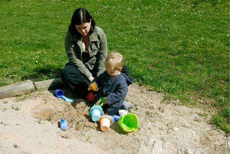 Písek, na kterém si děti hrají, musí splňovat hygienické normy