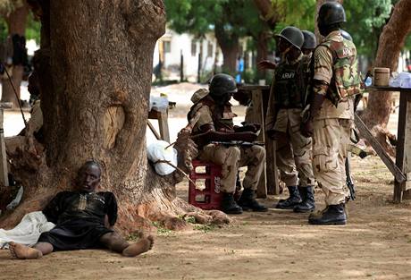 Lid stle nachzej v ulch Maiduguri mrtvoly povstalc