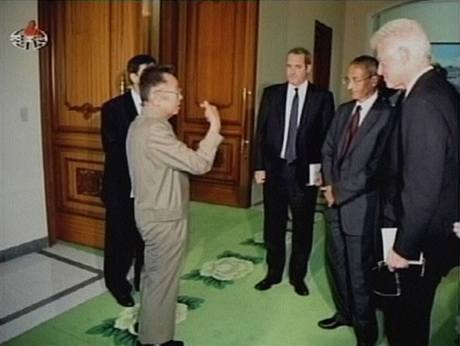 Severokorejsk televize odvyslala zbry ze setkn Billa Clintona a Kim ong-ila (4. srpna 2009)
