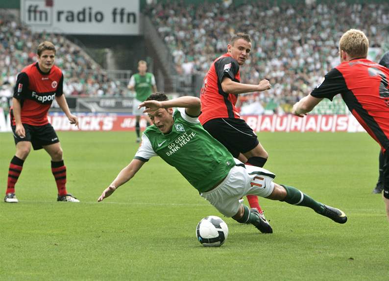 Eintracht Frankfurt - Werder Brémy: Mesut Özil padá po souboji s hrái Frankfurtu