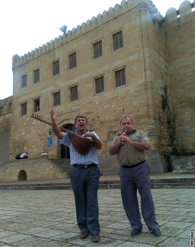 Pevnost Derbent je jakýsi dagestánský Karltejn. ivá muzika tu v nedli hraje celý den.