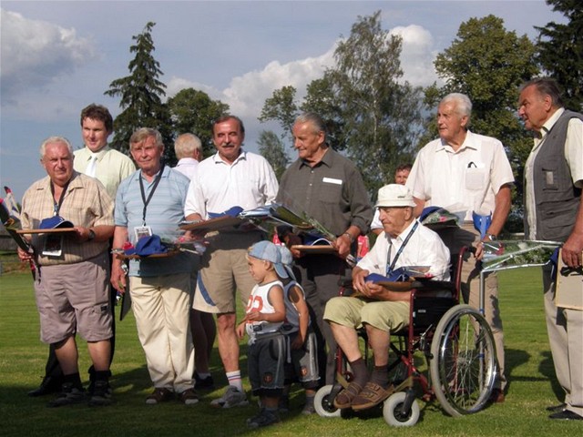 Spolené foto staré gardy Zásady a Internacionál R vedeným kapitánem Frantikem Veselým.