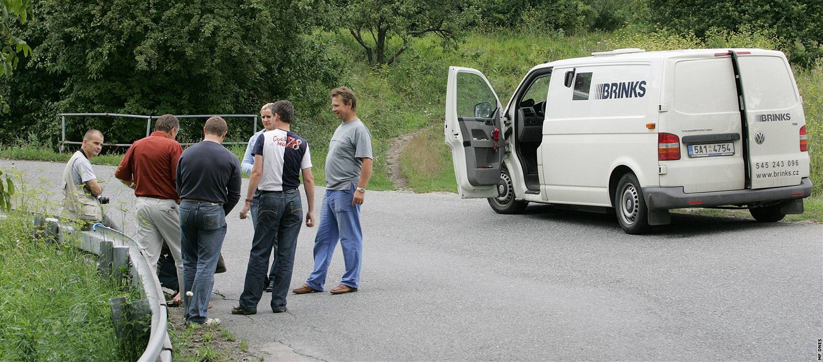 MÍSTO �INU. Archivní snímek z roku 2006 zachycuje vy�et�ovatele a p�epadenou dodávku ve Slavkov� u Brna. 