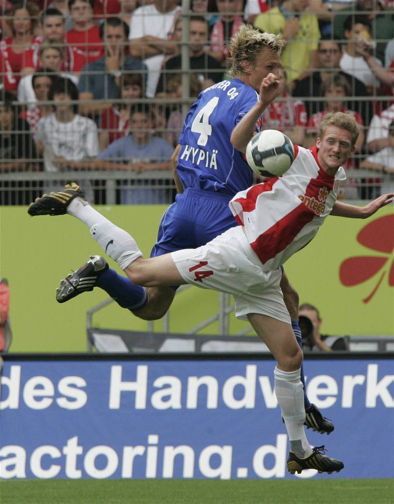Mohu - Leverkusen: souboj domácího Hyppiäho a Schuerrleho(vpravo)