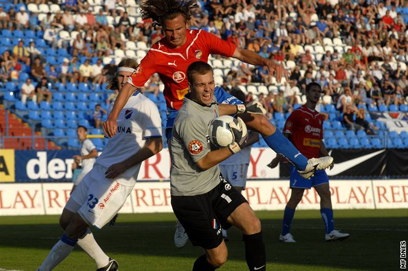 HRDINA SLAVIE. Útoník Zdenk enkeík dal stíkovským Bohemians Praha ti góly.