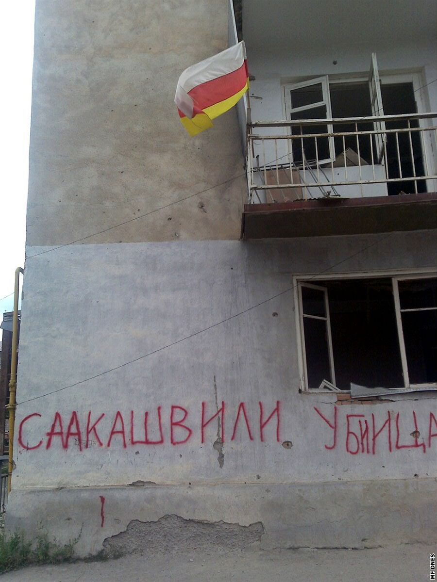 Saakavili je vrah - asté nápisy na zniených domech