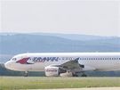 Letadlo spolenosti Travel Service sjelo na brnnském letiti do trávy