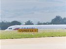Letadlo spolenosti Travel Service sjelo na brnnském letiti do trávy