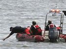Záchranái pátrají po peivích nehody po sráce malého letadla a helikoptéry nad Hudsonem v New Yorku (8. srpna 2009)