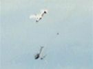 Turistka zachytila sráku helikoptéry s malým letadlem nad ekou Hudson v New Yorku. (8. srpna 2009)