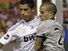 Cristiano Ronaldo z Realu Madrid (vlevo) bojuje se Sebastianem Giovincem z Juventusu