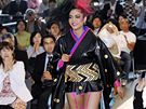 Japonské miss podvazky v krátkém kimonu neproly 
