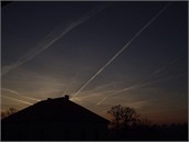 Tak to jsou ony, jedovaté �áry zvané chemtrails.