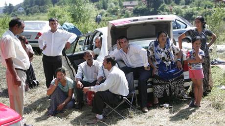 Rumun�tí Romové �ekají v Husinci na uzdravení svého p�íbuzného. (1. srpna 2009)