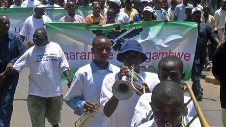 Obyvatelé Burundi demonstrovali proti homosexuálm. Vláda jim splnila pání a postavila sexuální vztah lidí stejného pohlaví mimo zákon (bezen 2009)