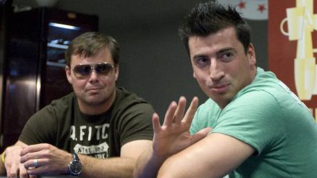 Charitativní poker hokejist� v CardCasinoPrague. �pa�ek a Kaberle (vpravo).