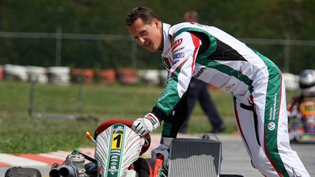 Michael Schumacher zatím trénuje na motokárách.