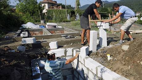 Hrobka na hřbitově v rumunském městečku Calimanesti, kde spočine 9. srpna tělo romského mladíka Iona Micleska, prochází posledními úpravami.
