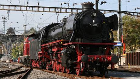 Pi cest z Prahy do Londýna vymní v Norimberku lokomotivu za 41.018, která zamíí do Kolína nad Rýnem.