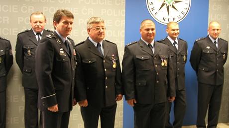 Mezi policisty vyznamenanými medailí "za statenost" byli i dva mui slouíci v Beclavi