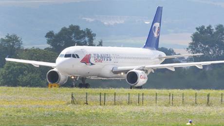 Letadlo spolenosti Travel Service sjelo na brnnském letiti do trávy