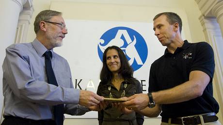 Americký astronaut Andrew Feustel s manelkou Indirou se zúastnil pednáky Astronomického ústavu Akademie vd. (3.srpna 2009)