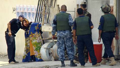 Policisté zatýkají sebevraednou atentátnici Ranju Ibrahimovou ve mst Bákubá.