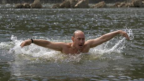Rusk premir Vladimir Putin se pi svm vletu na Sibi i svlail v mstn ece. (3. srpna 2009)