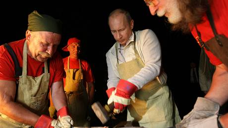 Ruský premiér Vladimir Putin si v Irkutsku vyzkouel práci ková (1. srpna 2009)