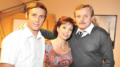 Roman Vojtek, Nela Boudová a Svatopluk Skopal p�i natá�ení seriálu Vypráv�j 