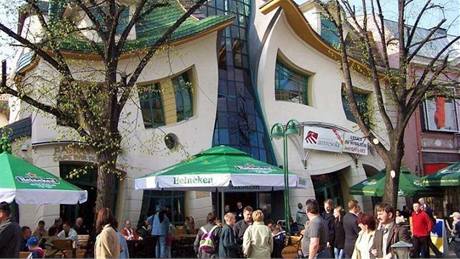 Zohýbaný dm je dílem polského architektonického studia Szotyscy.