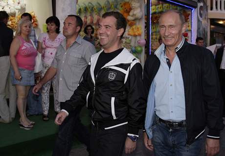 Prezident Medvedv a jeho pedseda vldy na prochzce po Soi (13.8.2009)